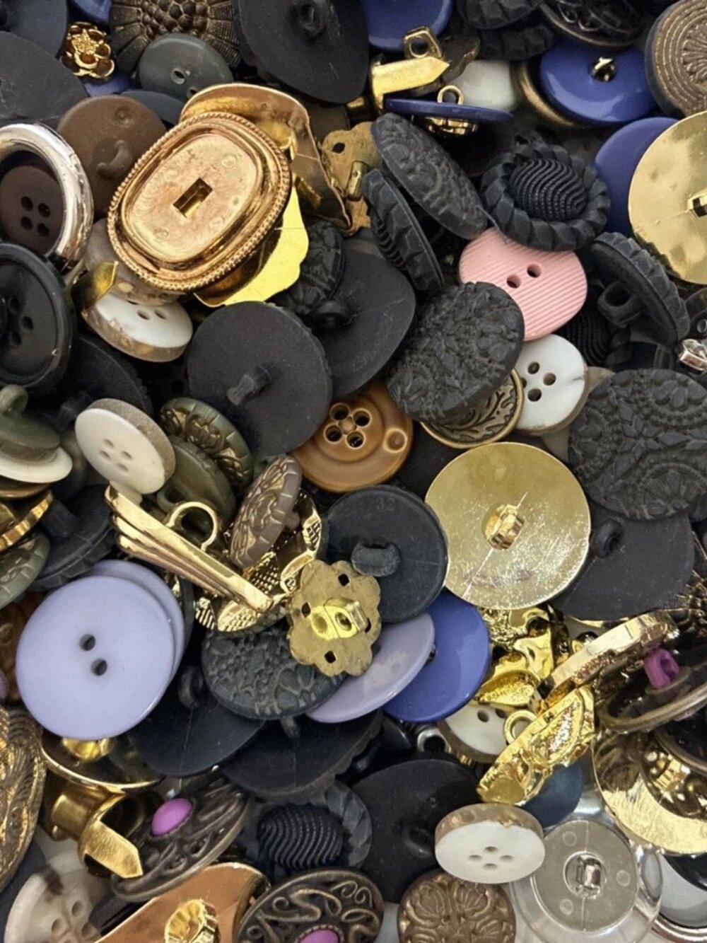 9.5 lbs of Mixed Buttons - for Therapy, Fun and Crafts - Picture 11 of 16